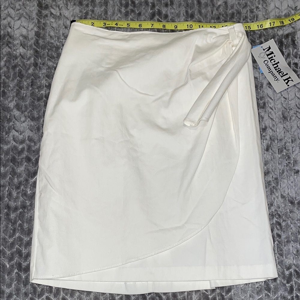 NWT Michael K Company Women's White‎ Wrap Mini Skirt.  100% Cotton.  Size Large.